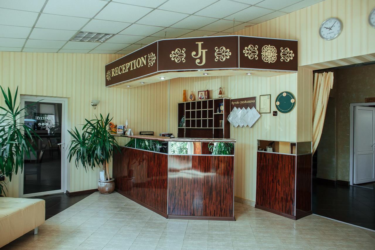 Jj Hotel Vynohradiv Extérieur photo