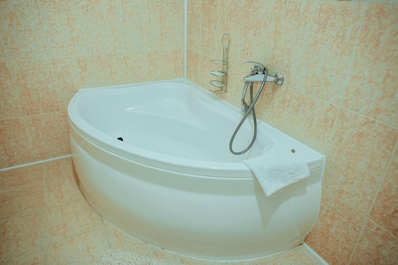 Jj Hotel Vynohradiv Extérieur photo